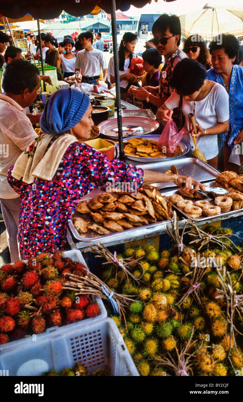 Malaysia Kuala Lumpur food market outdoors food vendors Stock Photo - Alamy