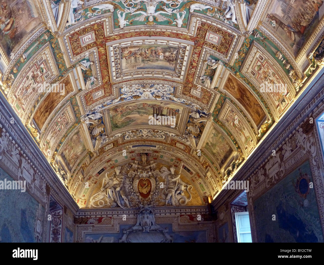 GALLERY HALL OF MAPS CEILING VATICAN MUSEUM ROME ROME ITALY VATICAN MUSEUM ROME ITALY 17 September 2010 Stock Photo