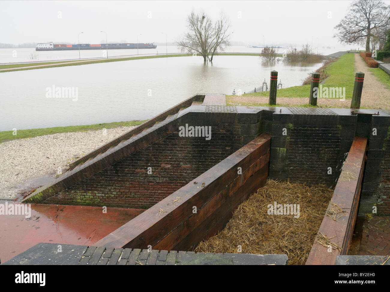 Horse manure used to seal off a gap in a dike during high water when the River Waal was 15.5 m above its normal level (NAP) Stock Photo