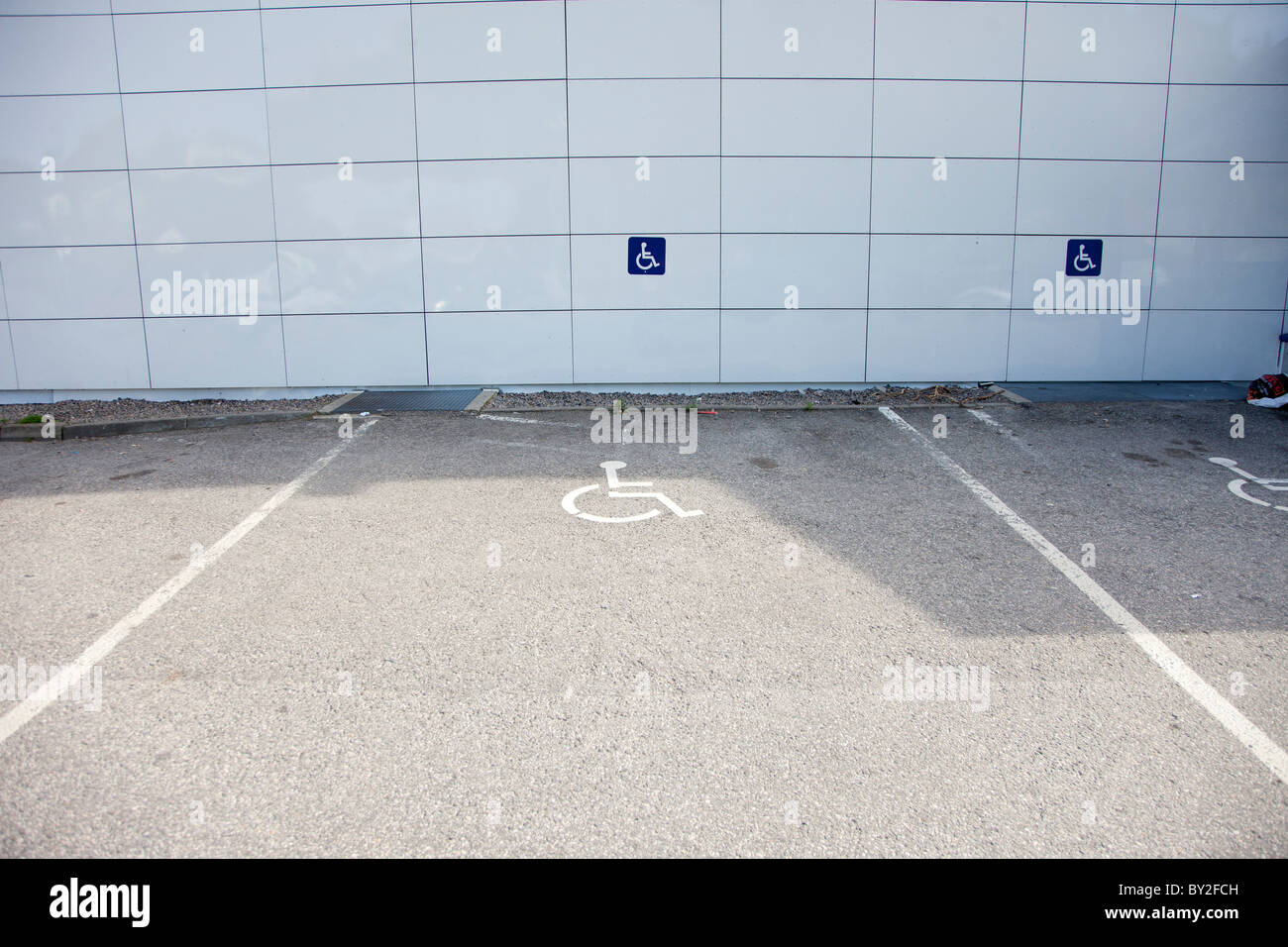 Disabled parking space hi-res stock photography and images - Alamy
