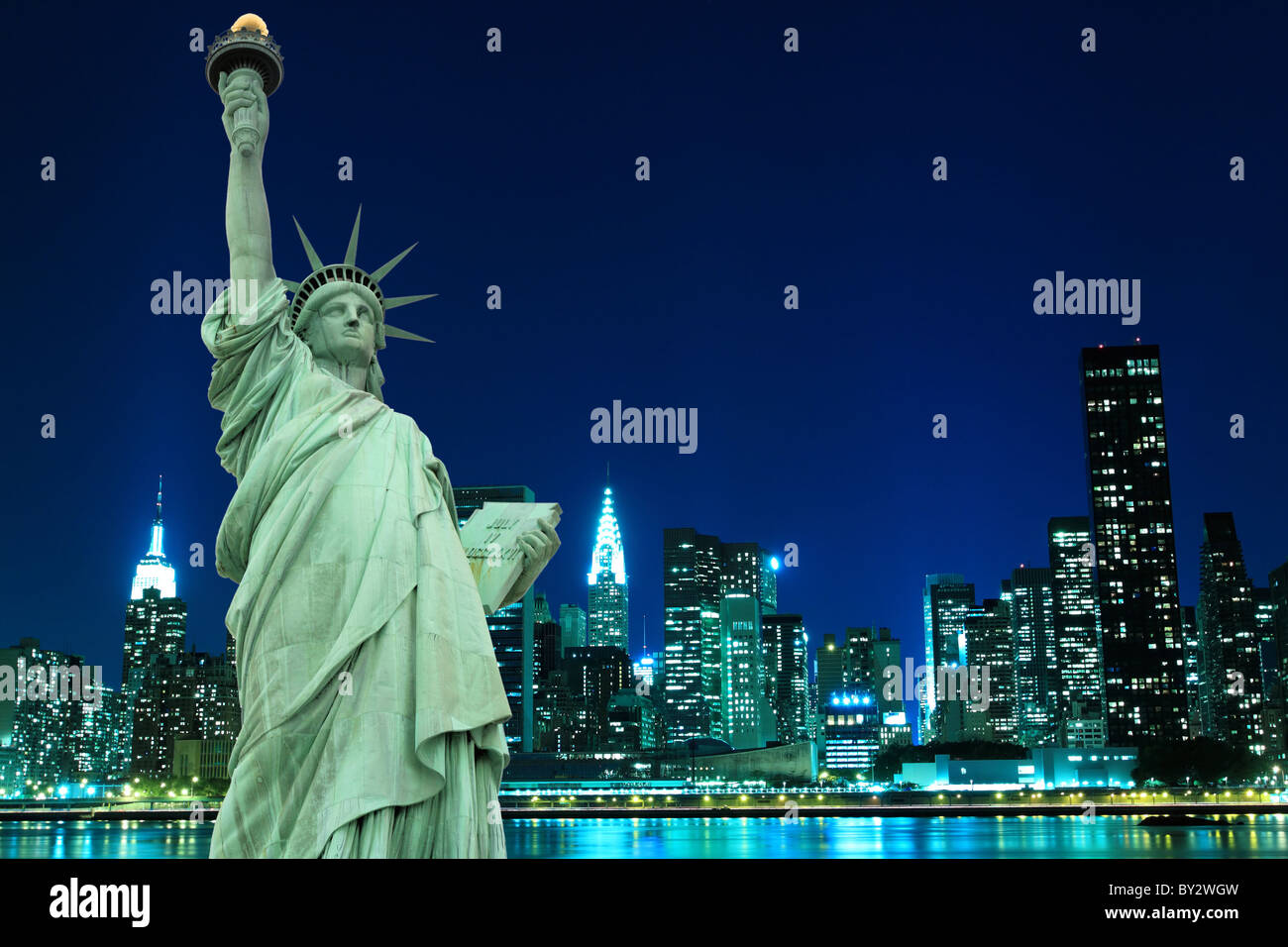 The Statue of Liberty and Manhattan skyline, New York City Stock Photo