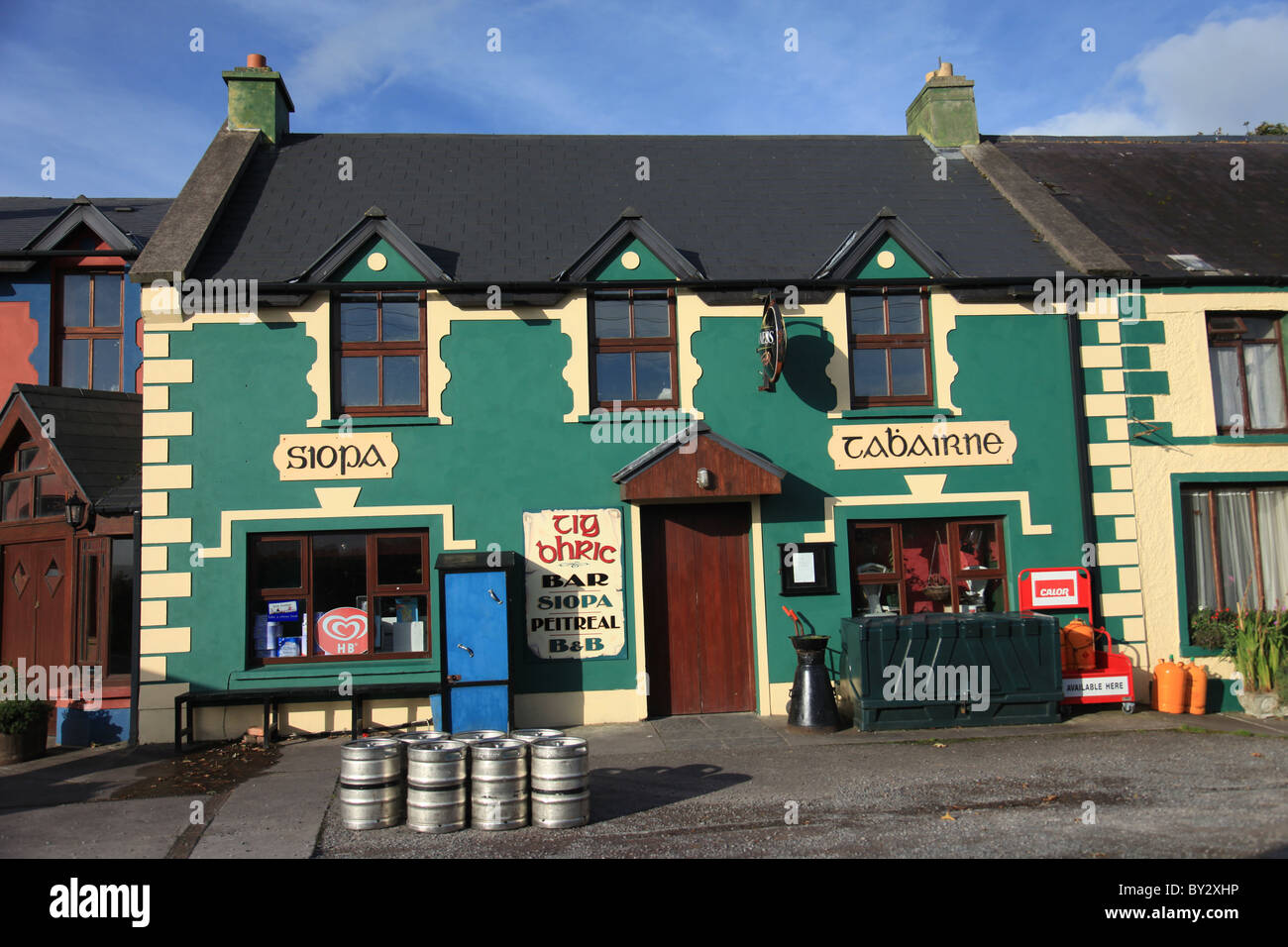Ireland, west coast, slea head drive, dingle peninsula, co county kerry, rural country store and pub Stock Photo