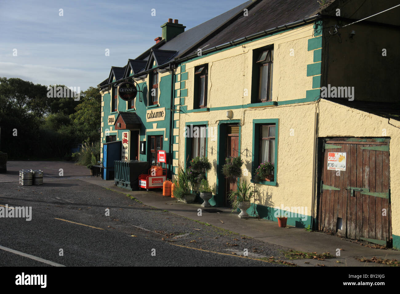 Ireland, south west coast, dingle peninsula, co county kerry, cross roads store and pub. wild atlntic way Stock Photo
