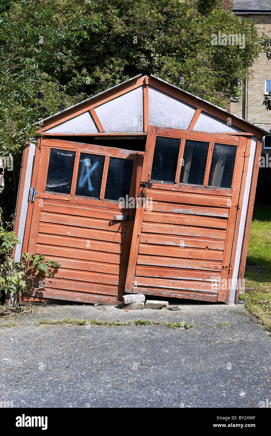 Damaged Shed In Back Garden Stock Photo 33871083 Alamy
