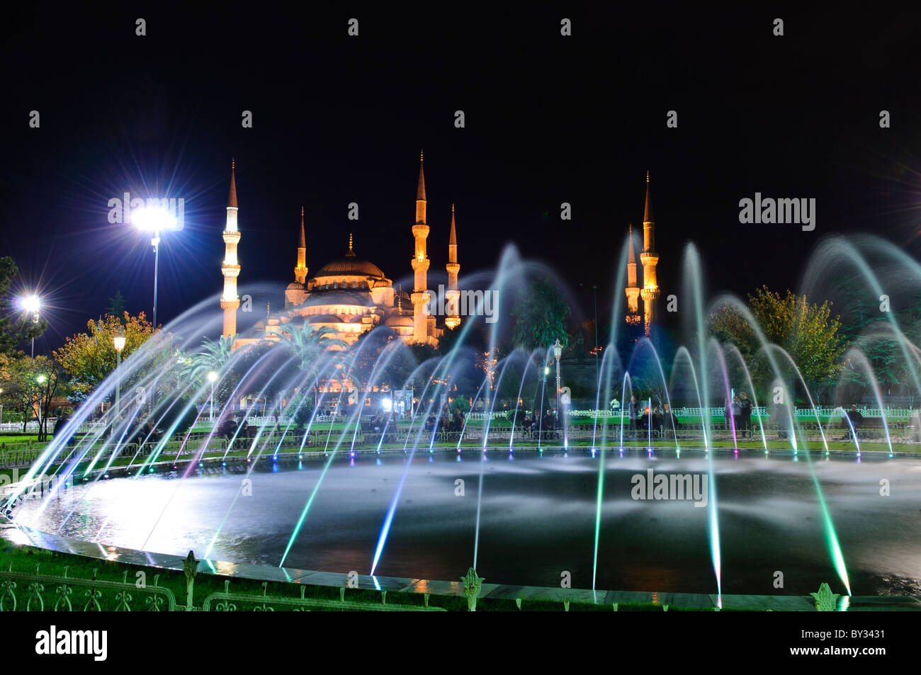 Blue Mosque Illuminated Fountain Sultanahmet Park Istanbul // ISTANBUL ...