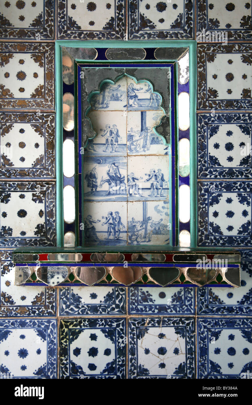 Ornate blue and white mirrored and tiled niche City Palace, Udaipur Rajasthan Stock Photo