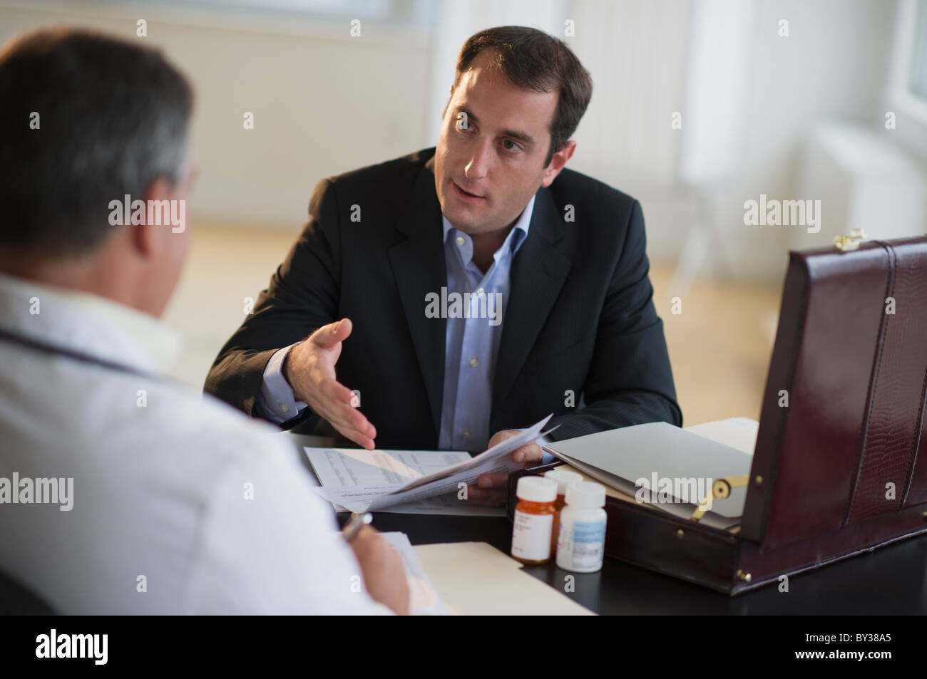 USA, New Jersey, Jersey City, Medical sales representative talking with doctor in office Stock Photo