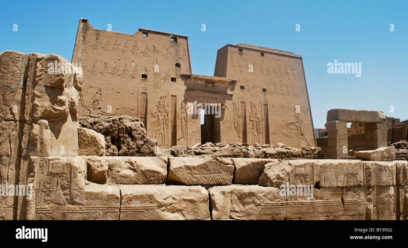 Ancient Egyptian temples Along the Nile Stock Photo - Alamy