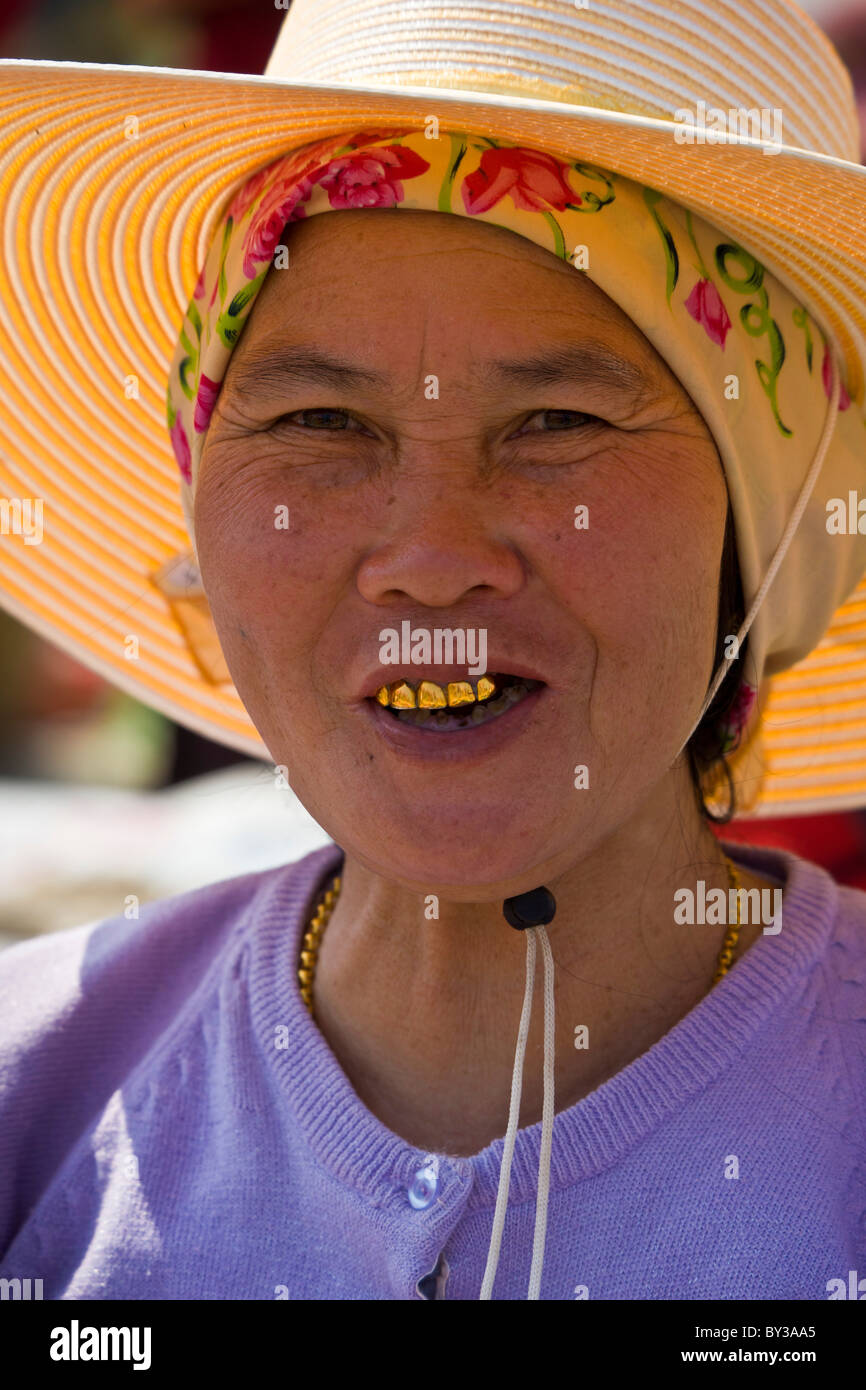 Woman with gold capped teeth in Menghai Produce Market, Yunnan Province, Xishuangbanna Region, People's Republic of China. JMH41 Stock Photo