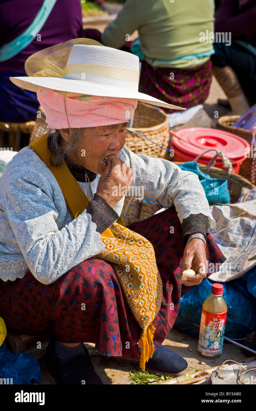 Old woman asia market hi-res stock photography and images - Alamy