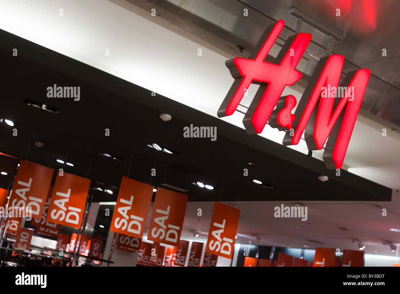 H&M store entrance cartel sign sale discount time. Italy Europe Stock Photo  - Alamy