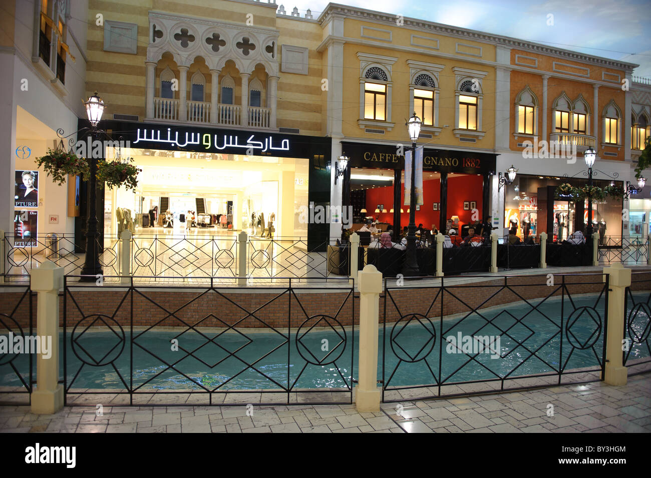 Villaggio Shopping Mall in Doha, Qatar resembling the city of Venice in Italy Stock Photo Alamy