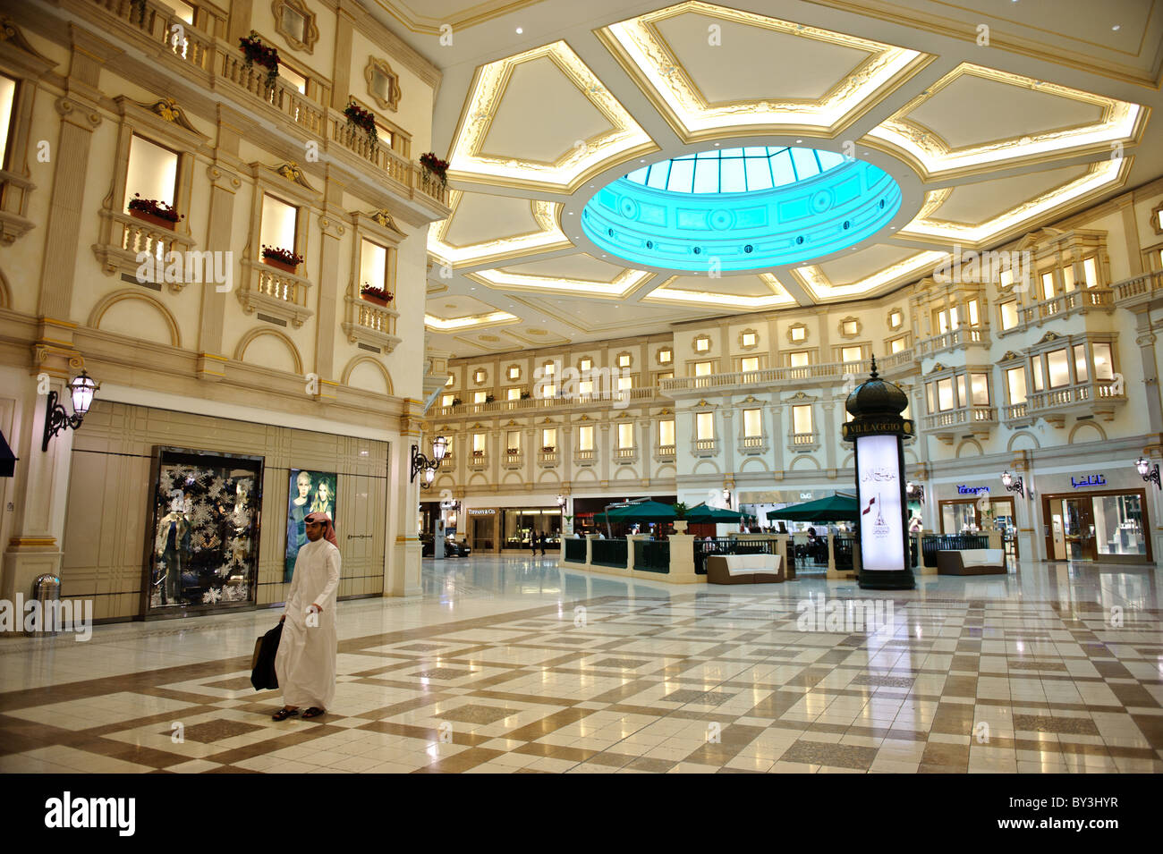 Villaggio Shopping Mall in Doha, Qatar resembling the city of Venice in Italy Stock Photo Alamy