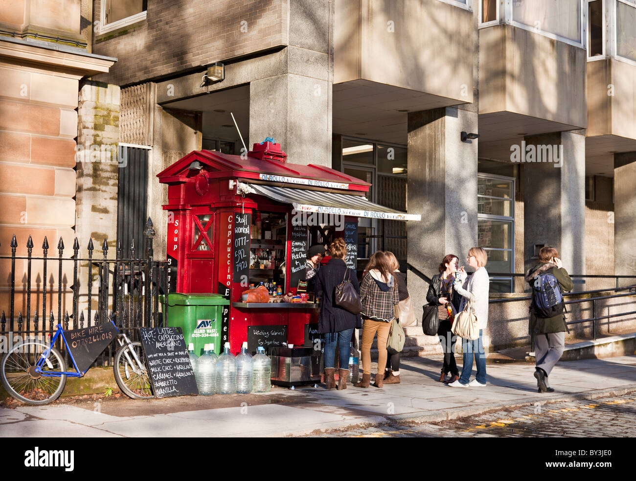 Students buying snacks from a red snack bar/booth in George Square, a main area of Edinburgh University Stock Photo