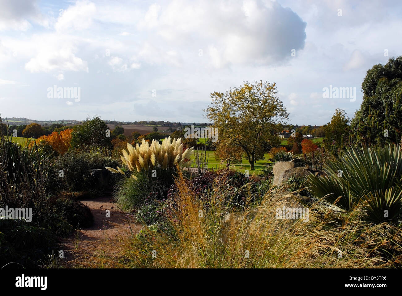 THE PICTURESQUE DRY GARDEN AT RHS HYDE HALL IN AUTUMN. Stock Photo
