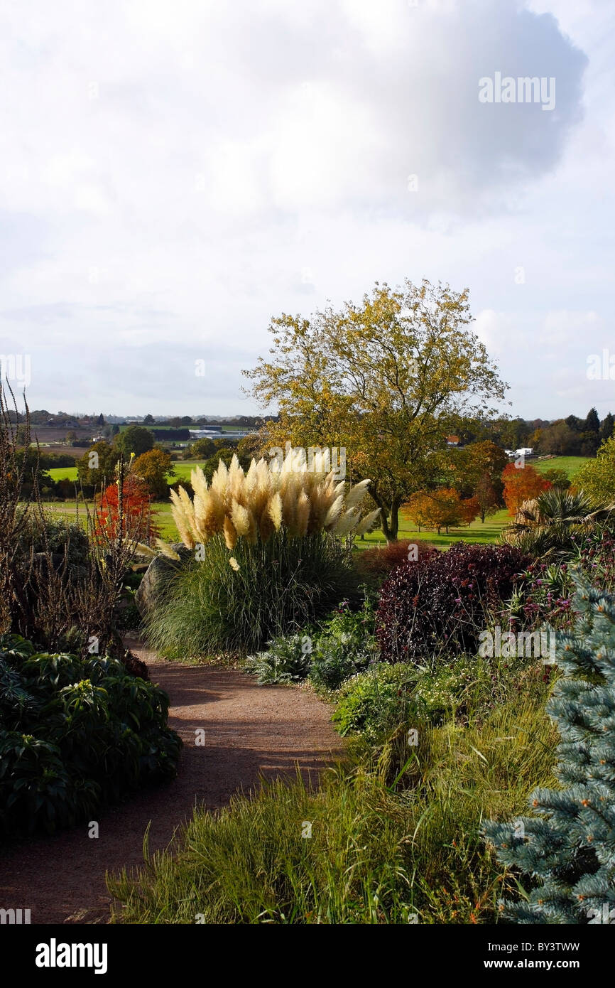 THE PICTURESQUE DRY GARDEN AT RHS HYDE HALL IN AUTUMN. Stock Photo