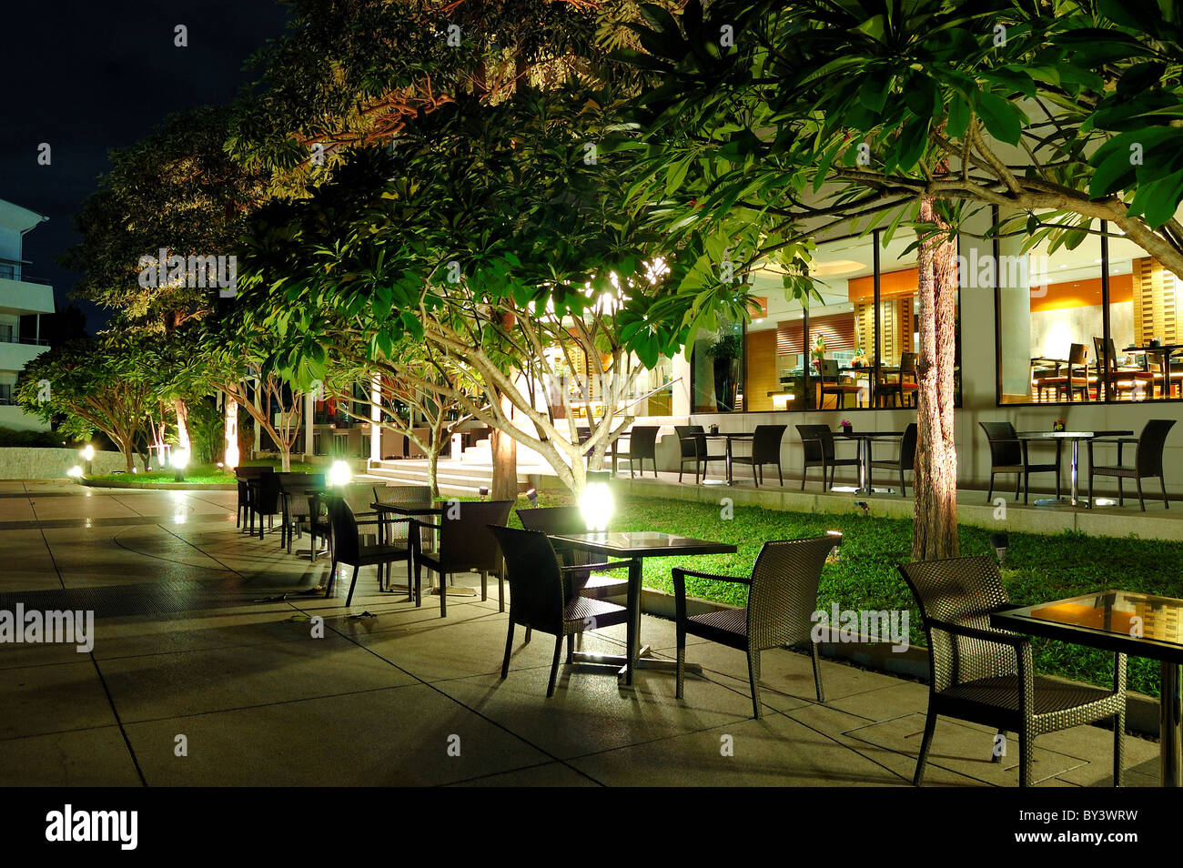 Indoor outdoor restaurants in night hi res stock photography and images Alamy