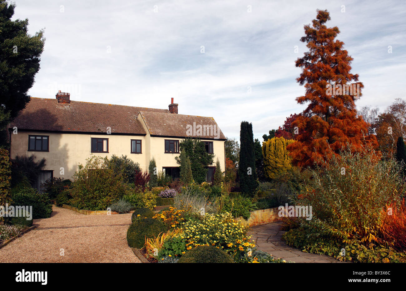 ENGLISH FARMHOUSE WITH AN AUTUMN GARDEN. RHS HYDE HALL ESSEX UK. Stock Photo