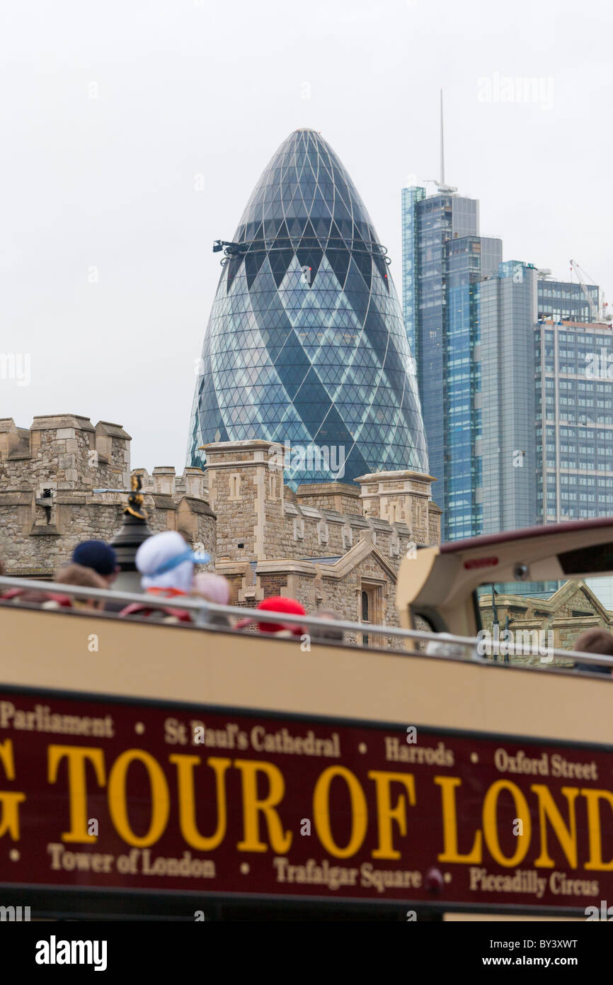 SIGHTSEEING BUS, THE TOWER, SWISS-RE-TOWER, 30 ST MARY AXE, THE GHERKIN, SIR NORMAN FOSTER, LONDON, ENGLAND, GREAT BRITAIN Stock Photo