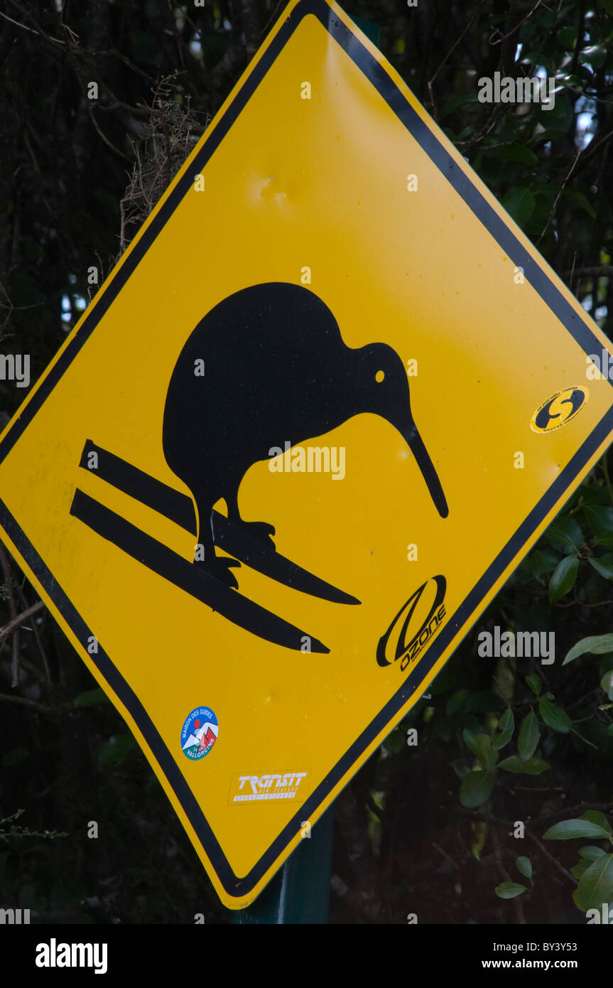 road signs sometimes shows a Kiwi bird skiing  Verkehrszeichen in Neuseeland zeigen schon einmal einen Kiwi-Vogel auf Skiern Stock Photo