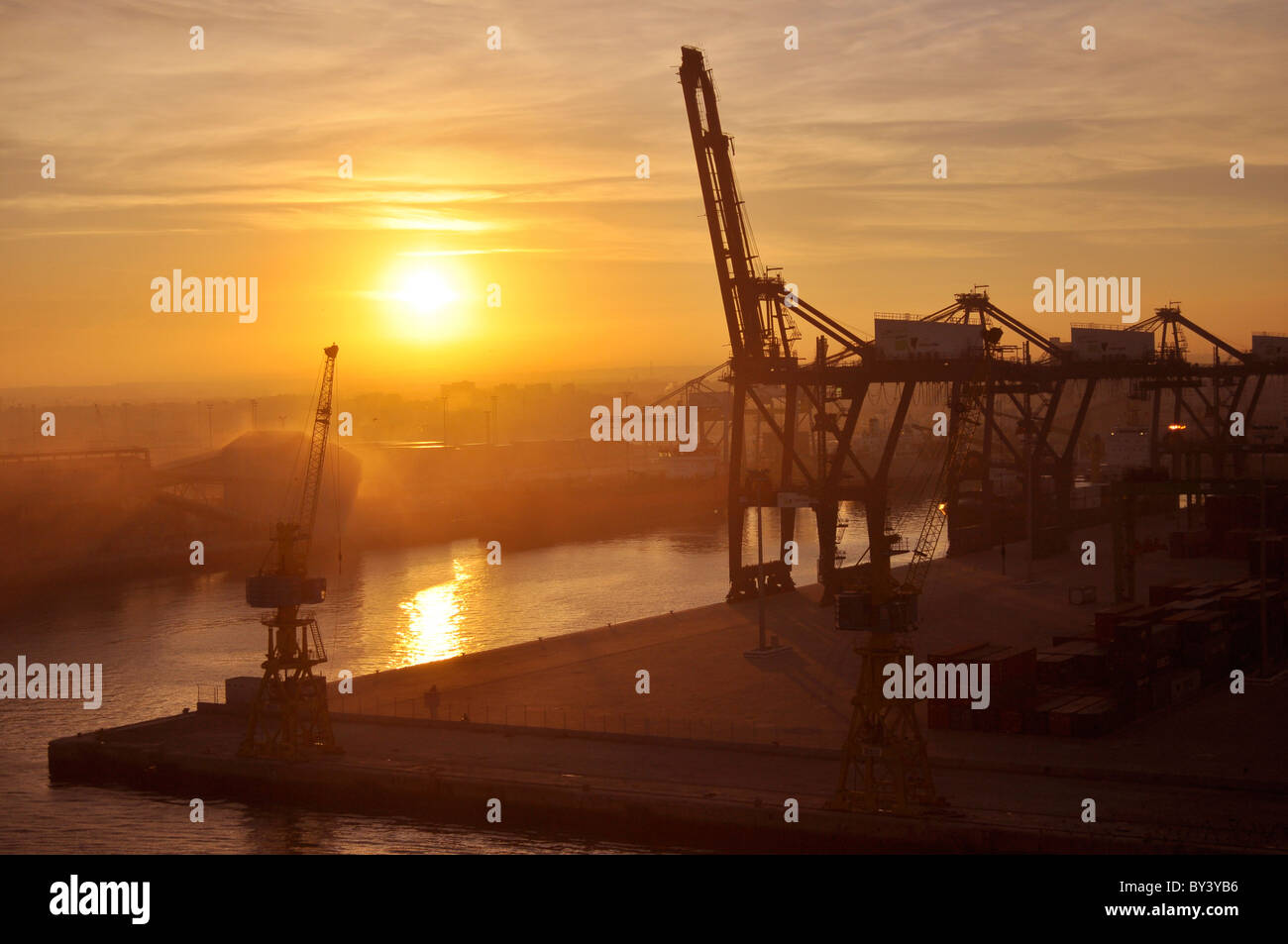 Im Hafen von Casablanca Marokko, Sonnenaufgang, Schiffskräne, Stock Photo