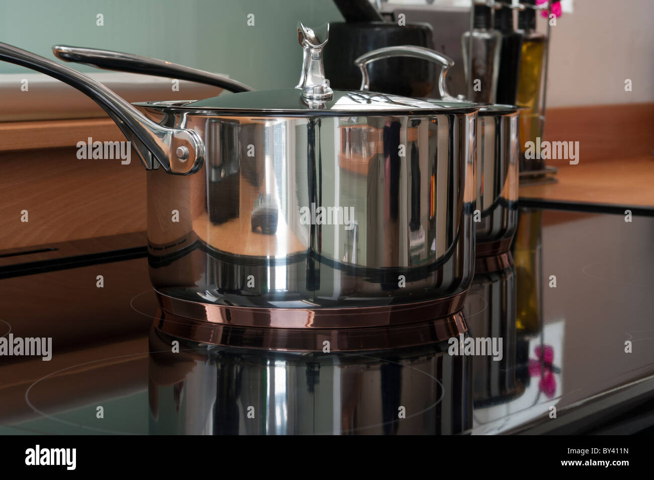 Electric hob saucepan hires stock photography and images Alamy
