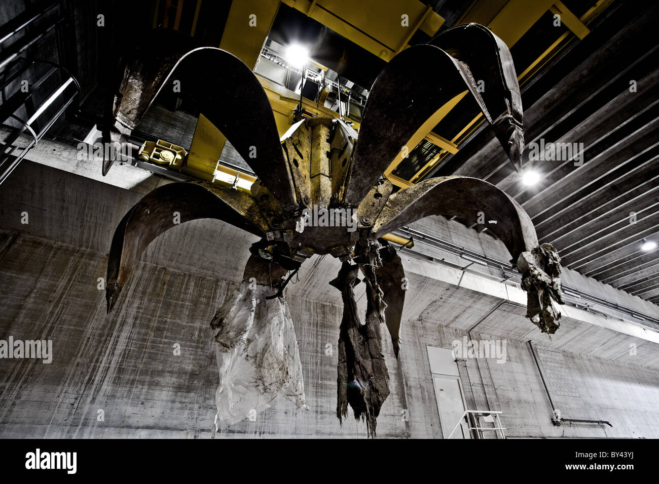 Claw of a garbage disposal facility Stock Photo Alamy