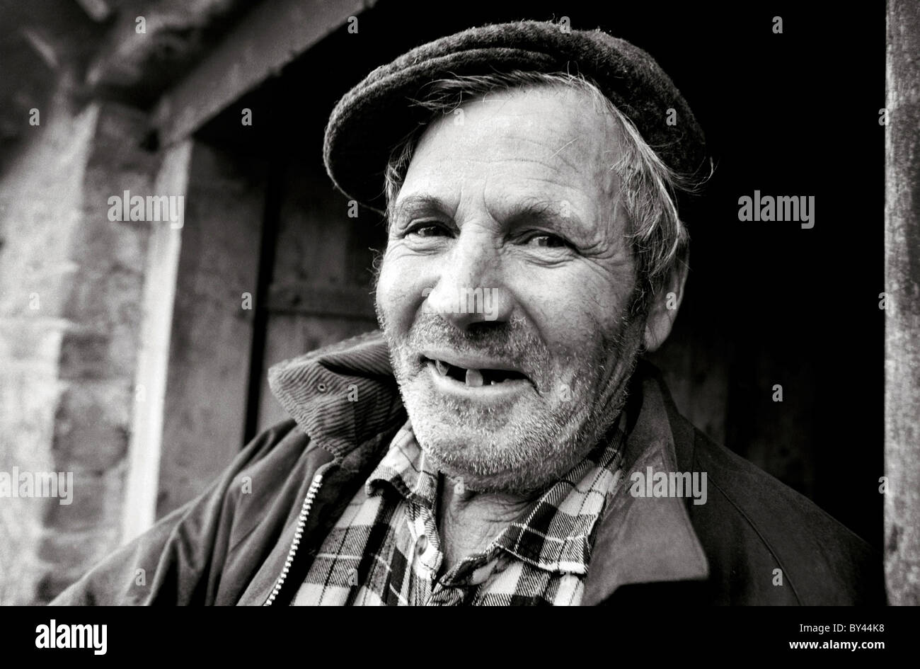 Old farmer in flat cap hi-res stock photography and images - Alamy