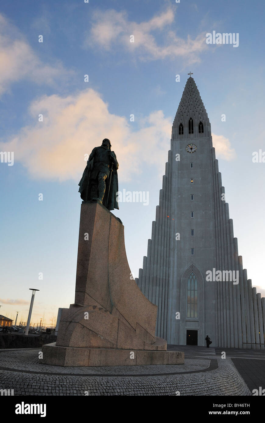 Leif Eriksson statue and the Hallgrimskirkja cathedral in Reykjavik, Iceland Stock Photo