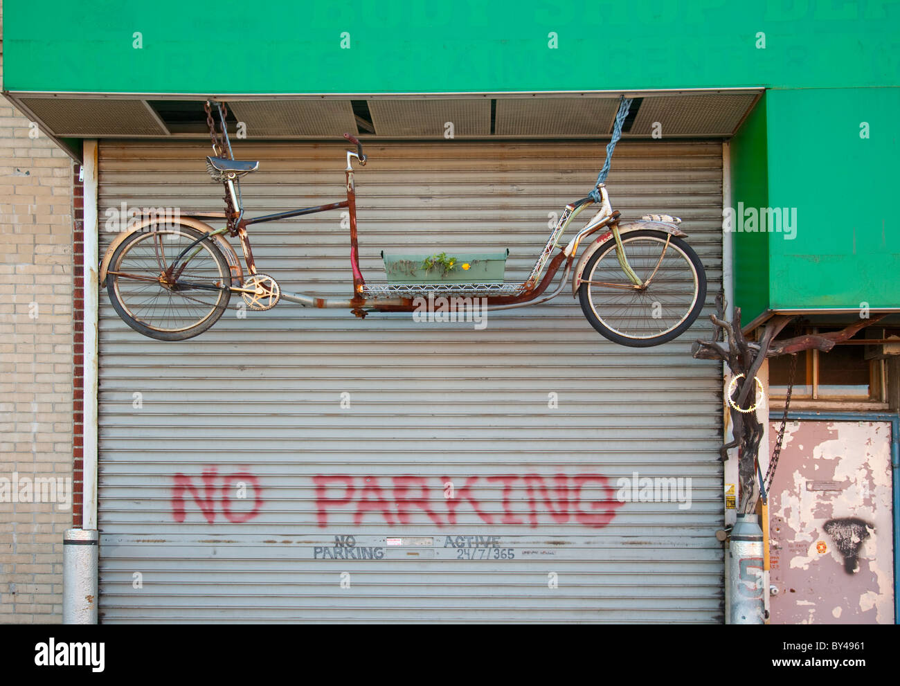 No Parking Sign On Garage Door Stock Photo 33901113 Alamy