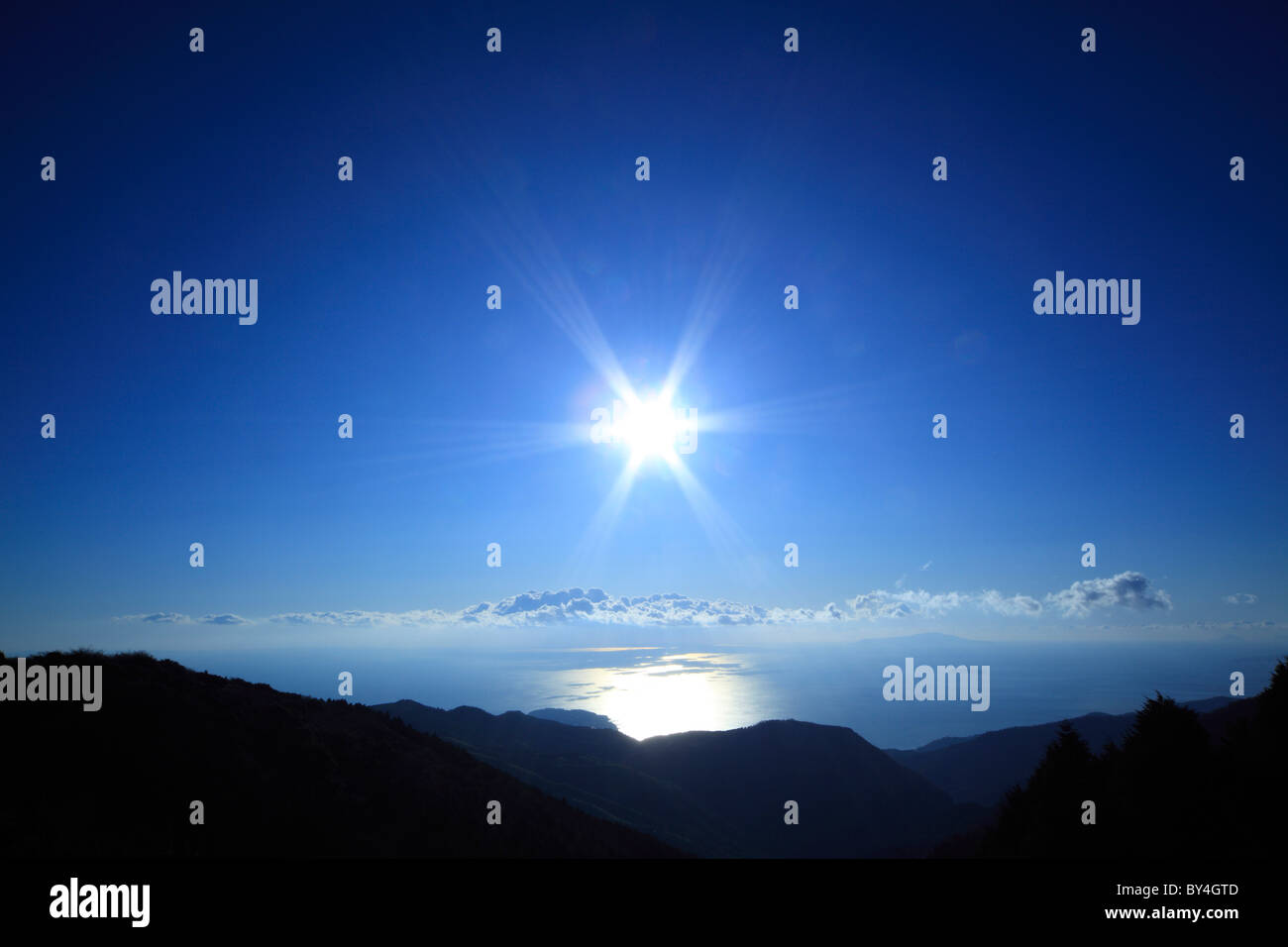 Sun Shining Brightly Over Sea Stock Photo - Alamy