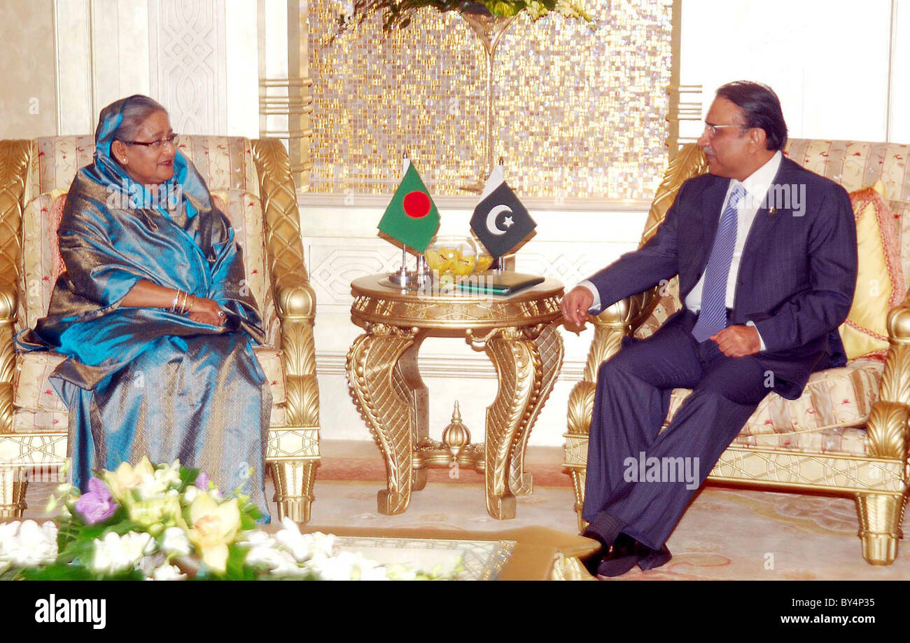 President, Asif Ali Zardari exchanges views with Bangladesh Prime Minister, Sheikh Hasina Wajid during meeting Stock Photo