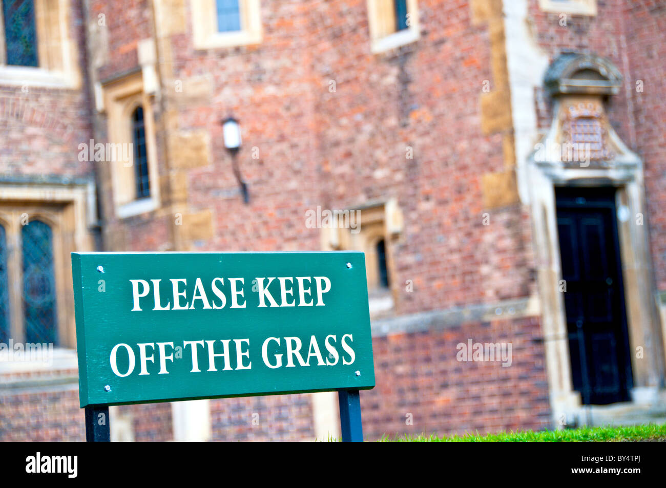 Mandatory sign on a College lawn in Cambridge; Gebotsschild auf dem Rasen eines Colleges Stock Photo
