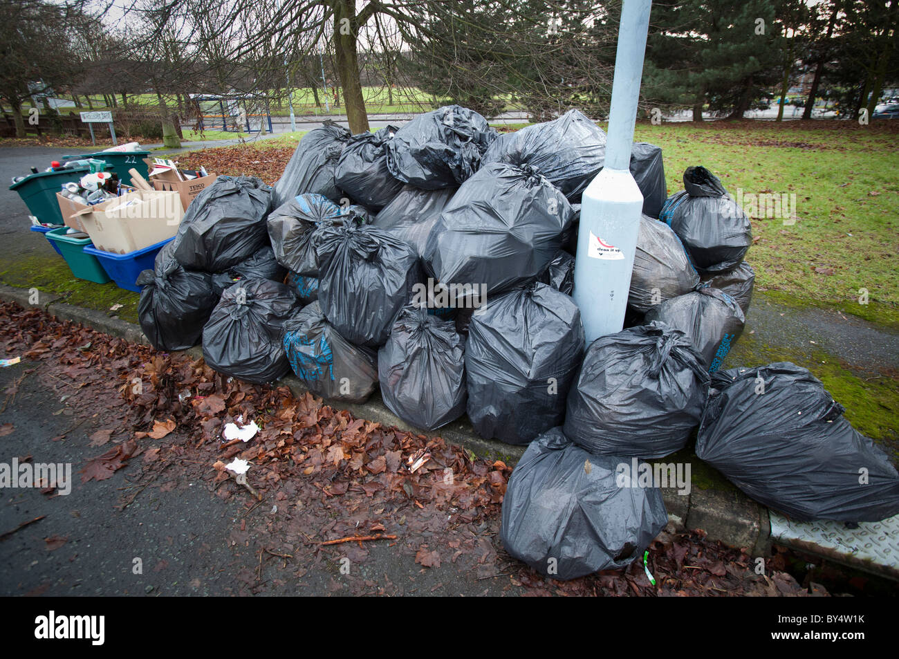 Blue bin bag hi-res stock photography and images - Alamy