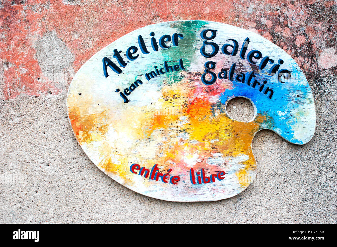 Sign for an art studio in the town Bourdeilles in the Dordogne, South West France,  in the shape of an artist paint palette. Stock Photo