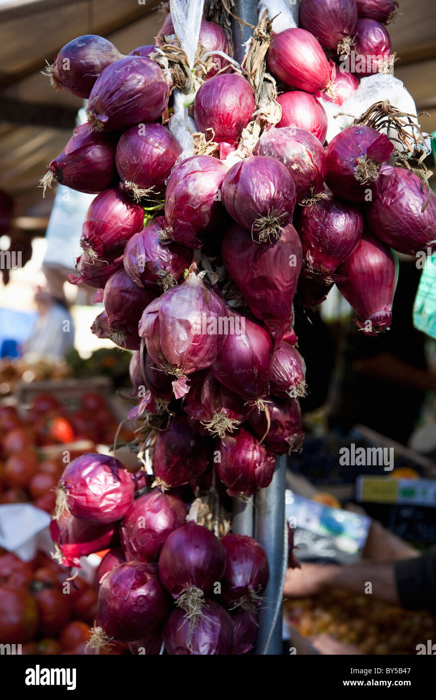 A bunch of red onions at an outdoor market Stock Photo - Alamy