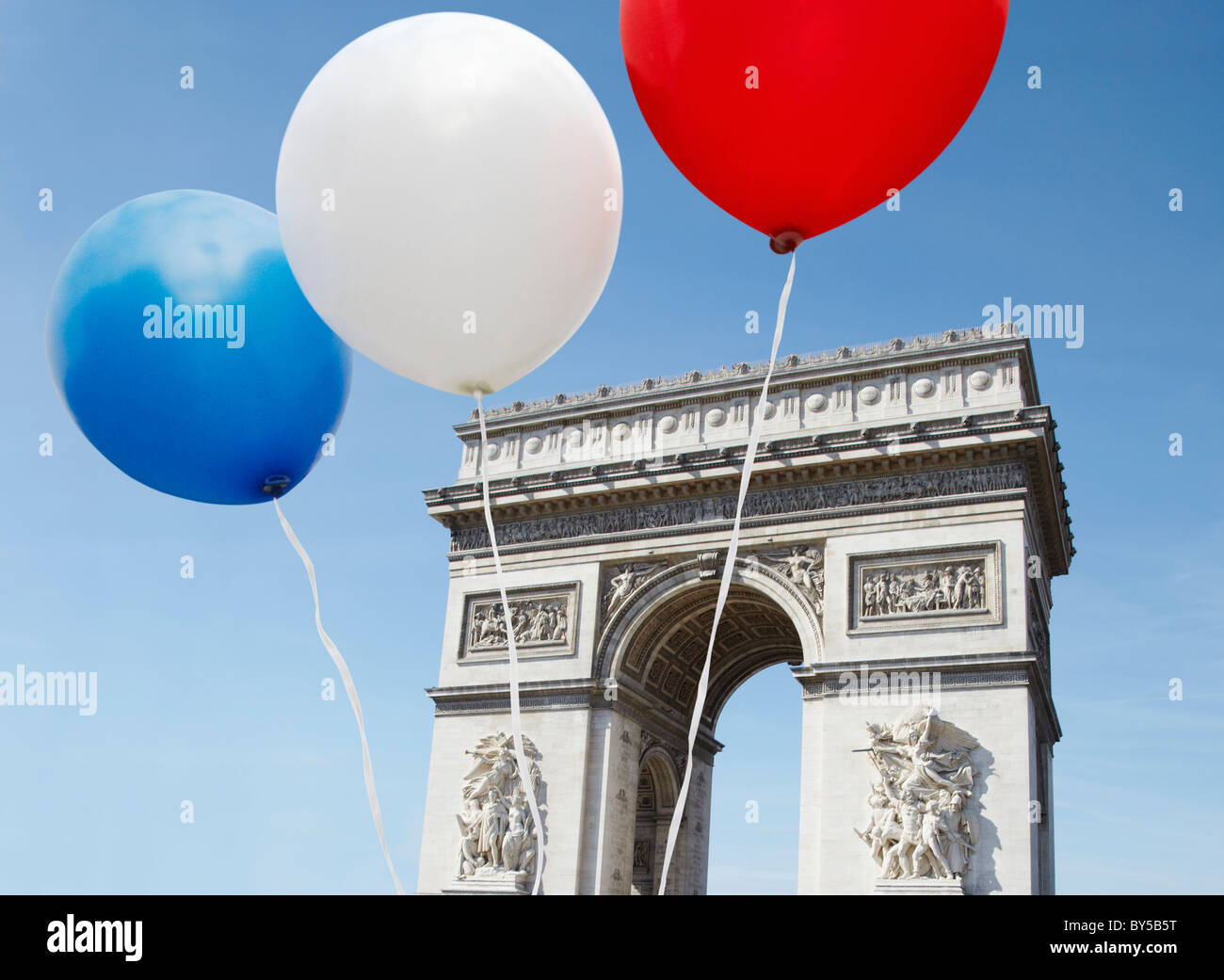 Balloons in the colors of the French flag in front of the Arc De