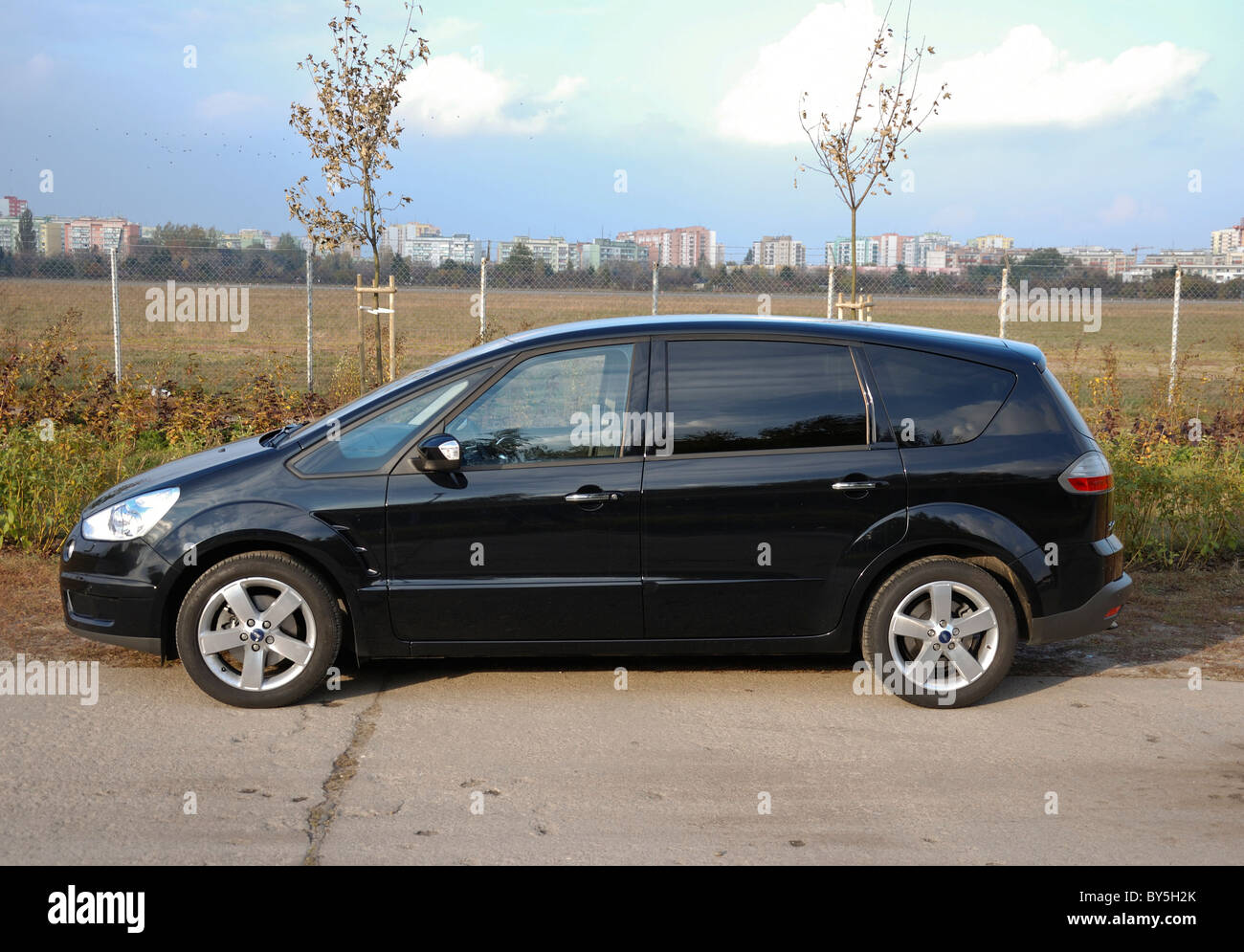 Ford S Max 2 0 Tdci My 06 Black Metallic Five Doors 5d Popular German Mpv Minivan Park Space Stock Photo Alamy