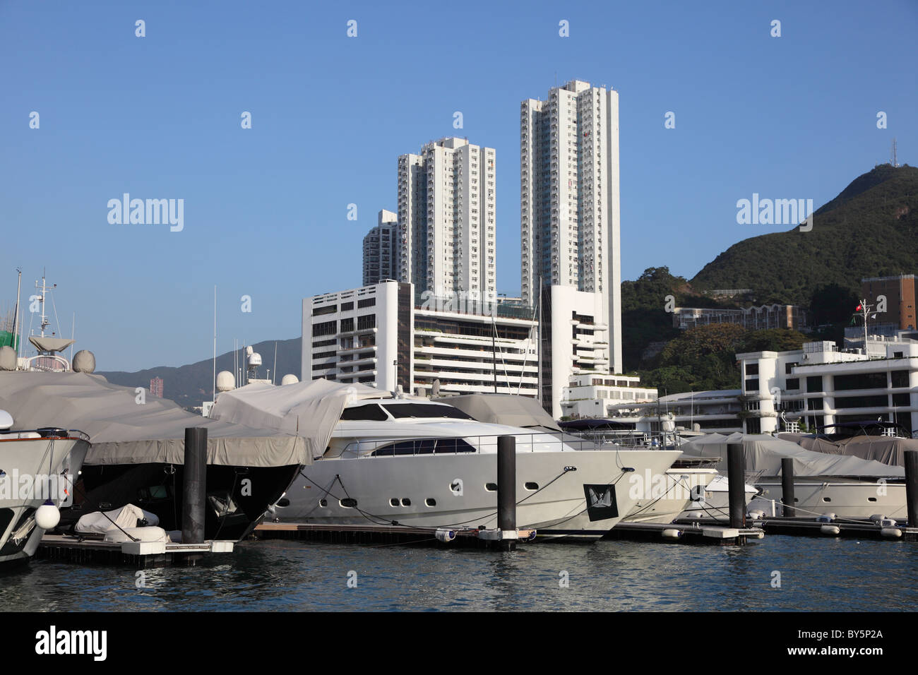 Luxury yachts in Hong Kong Aberdeen Stock Photo - Alamy