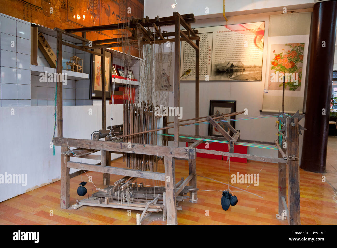 Ancient Dingqiao Jacquard Loom used in the weaving of silk brocade, Huanglongxi, near Chengdu, Sichuan Province, China. JMH4367 Stock Photo