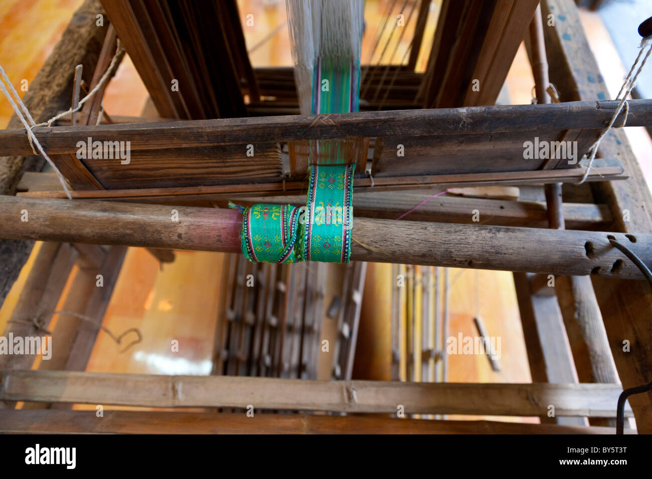 Ancient Dingqiao Jacquard Loom used in the weaving of silk brocade, Huanglongxi, near Chengdu, Sichuan Province, China. JMH4368 Stock Photo