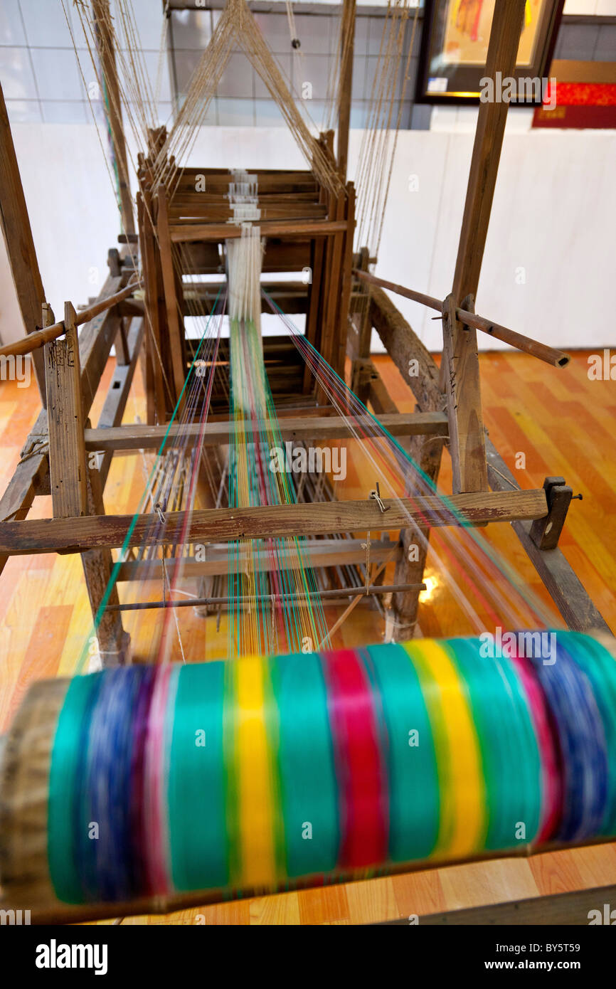 Ancient Dingqiao Jacquard Loom used in the weaving of silk brocade, Huanglongxi, near Chengdu, Sichuan Province, China. JMH4371 Stock Photo