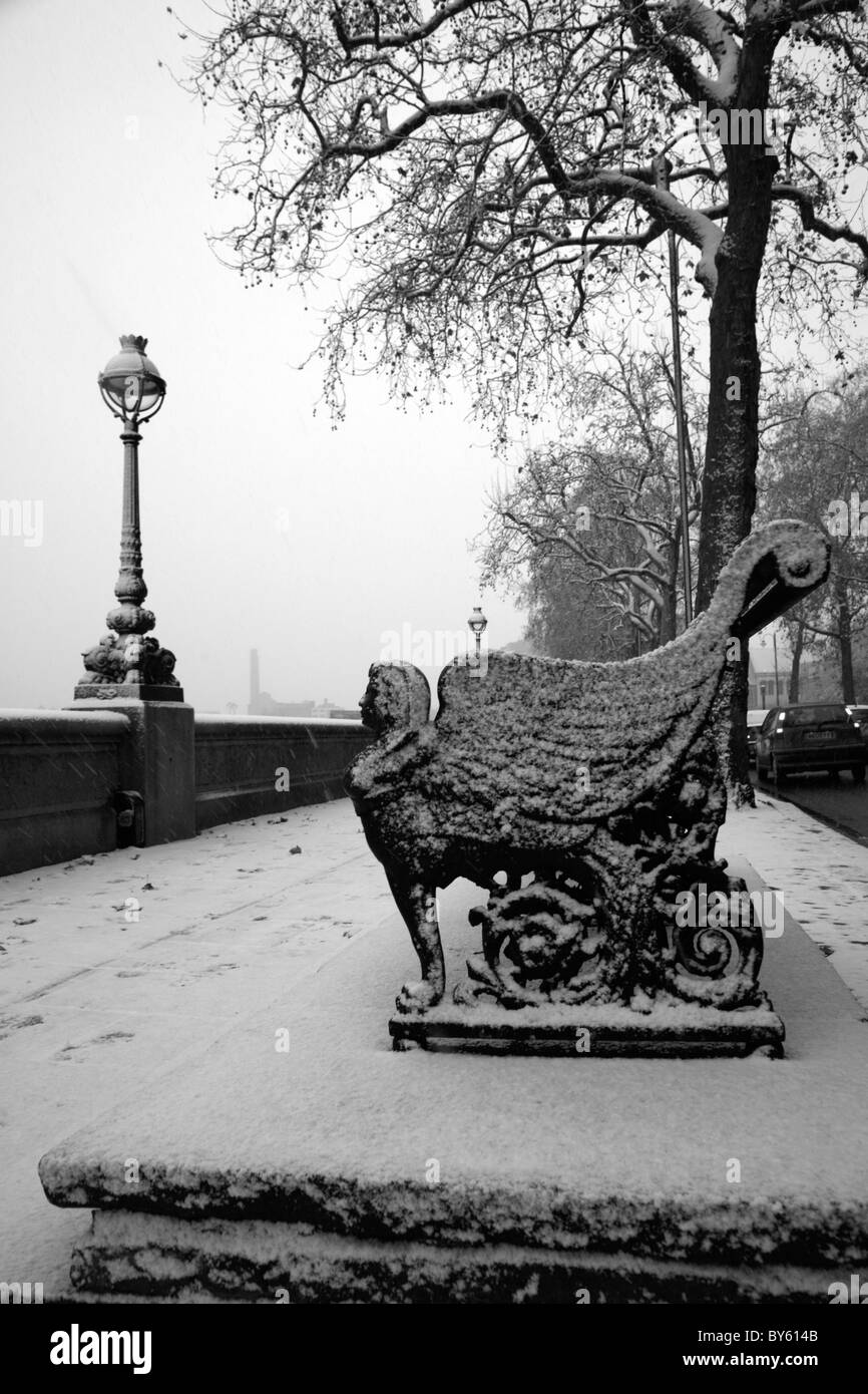 Snow on the Thames Path at Chelsea Embankment, Chelsea, London, UK Stock Photo