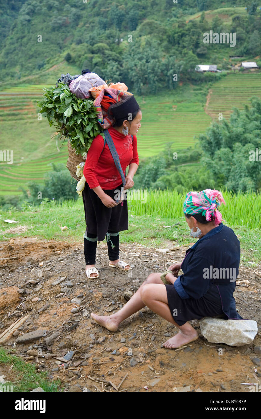 black hmong ethnic women in Cat Cat village. Sapa, Lao Cai province, Vietnam. Stock Photo