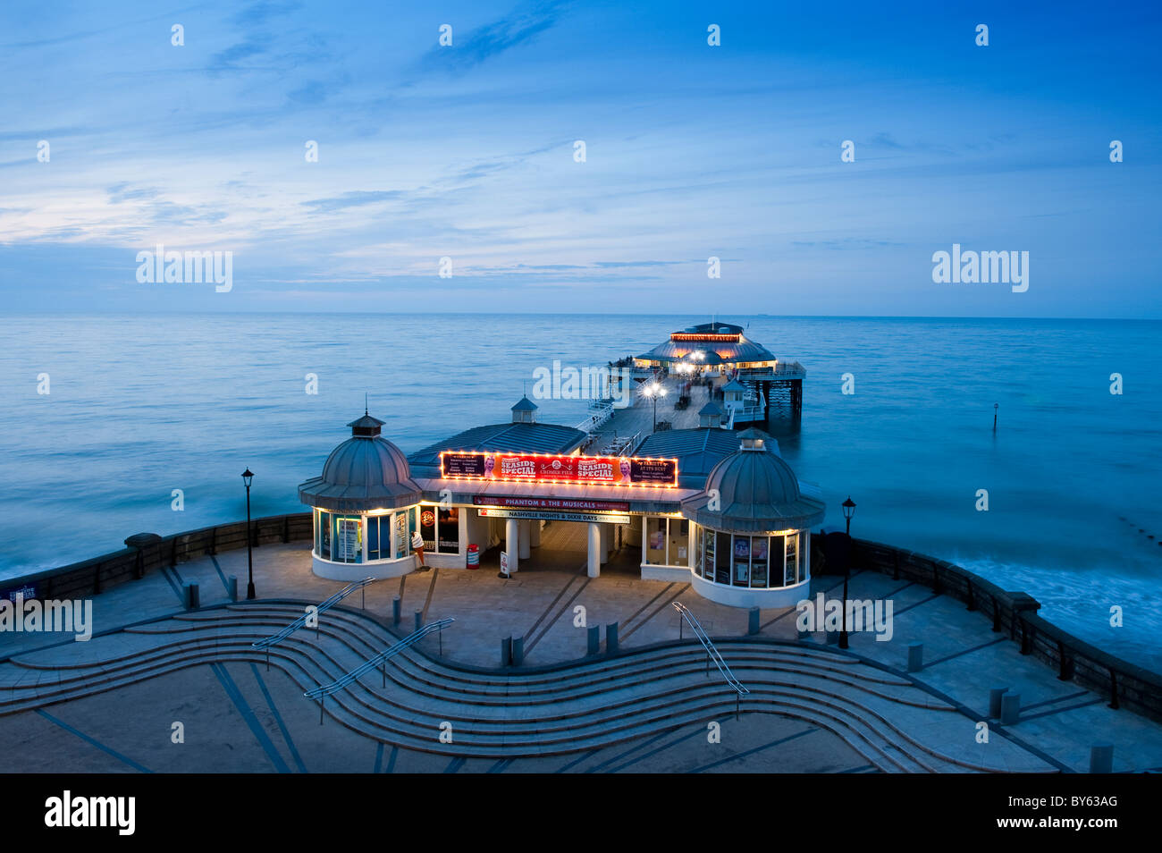 Empty pier dusk hi-res stock photography and images - Alamy