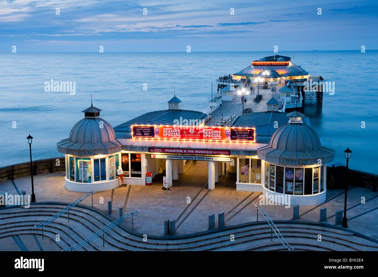 Empty pier dusk hi-res stock photography and images - Alamy