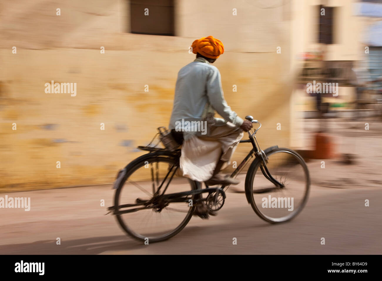 Rajasthan man on bicycle, Bundi, Rajasthan, India Stock Photo