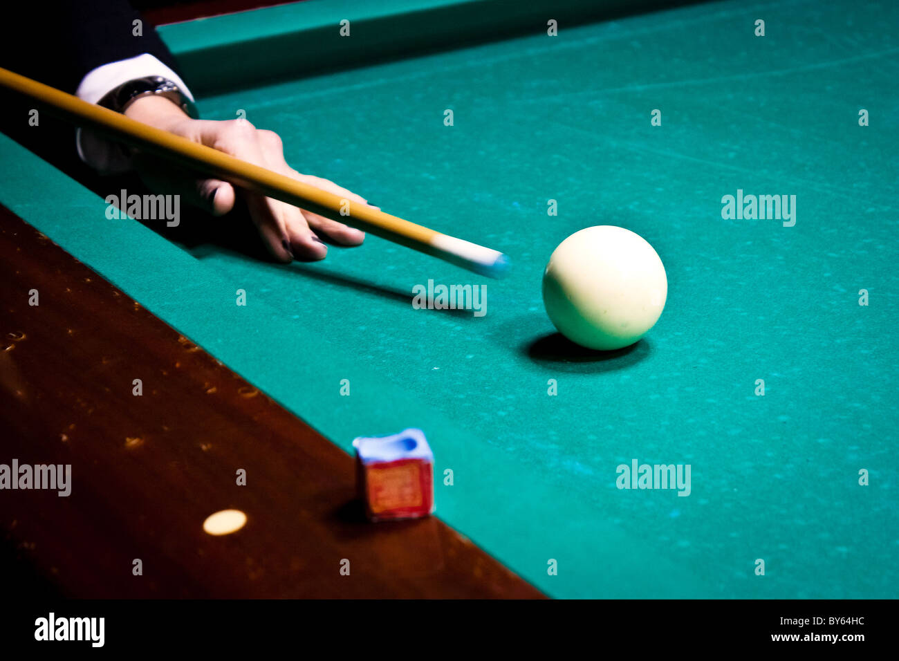 playing pool corner shoot Stock Photo Alamy