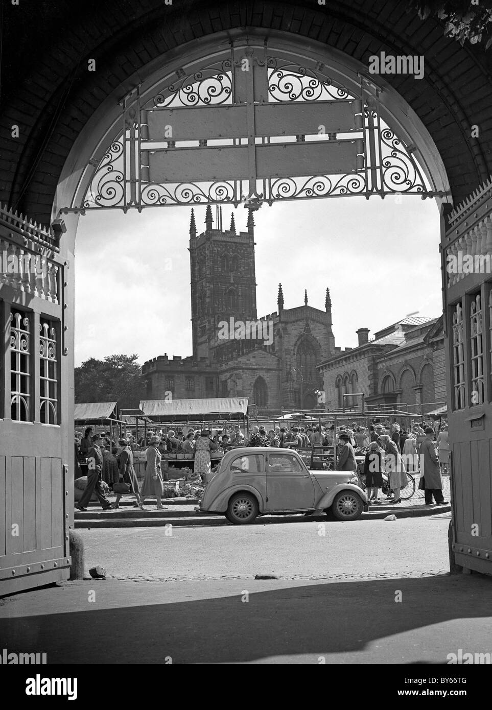 Wolverhampton market and St Peters Church in the 1950s Stock Photo