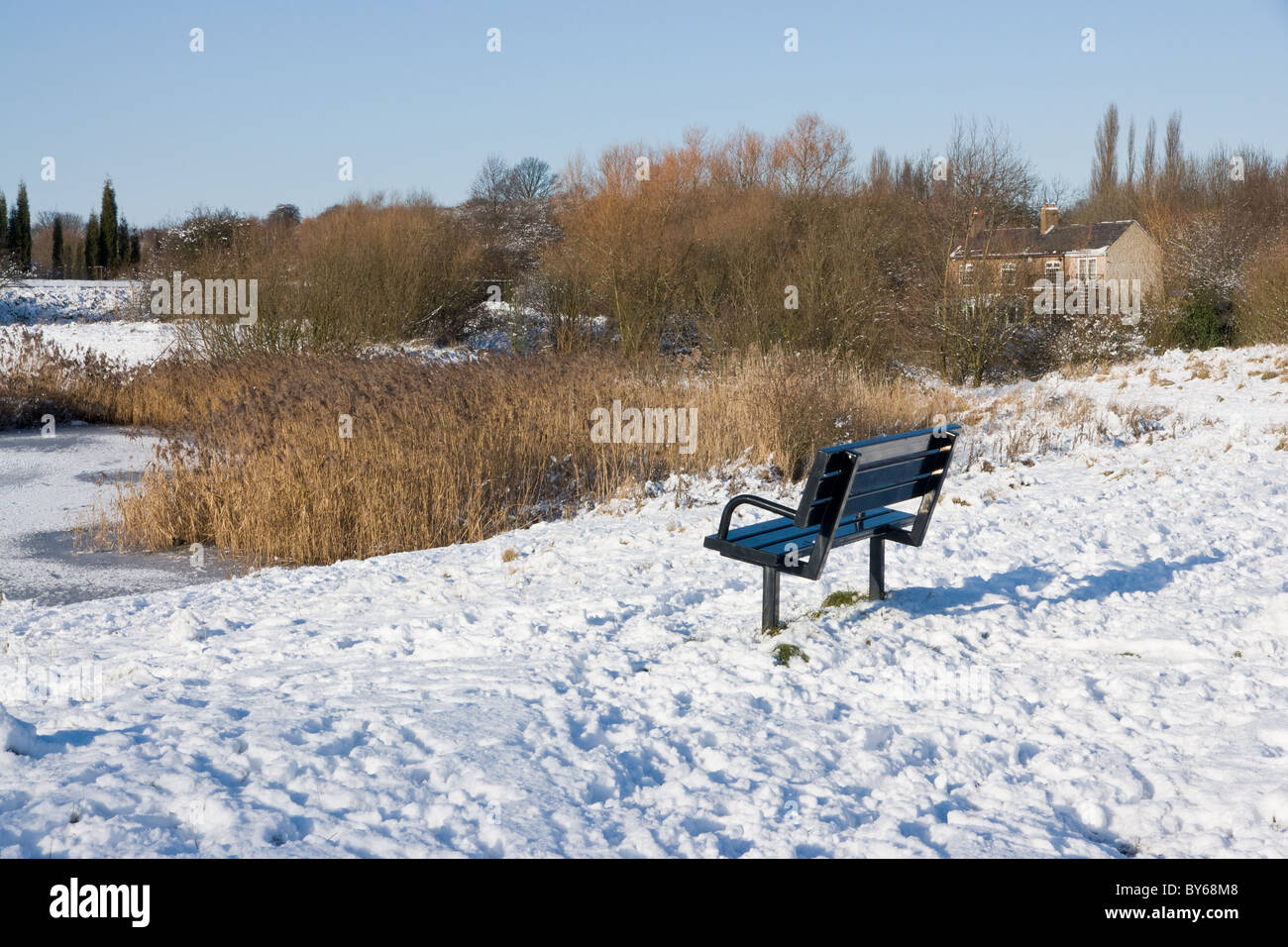 Black Park Bench in Snow Stock Photo - Alamy